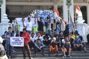Puluhan warga yang mengatasnamakan warga Desa Manggari Kecamatan Lebakwangi melakukan aksi unjuk rasa di depan Gedung Pendopo Kuningan